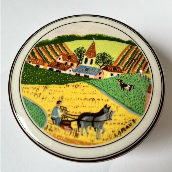 Cute dish with lid; farmhouse decor. Dishwasher safe. Made in Luxembourg - Picture 5 of 9
